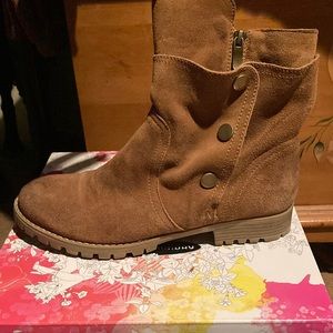 Drk camel distressed boots. Zip side closure and three button flap